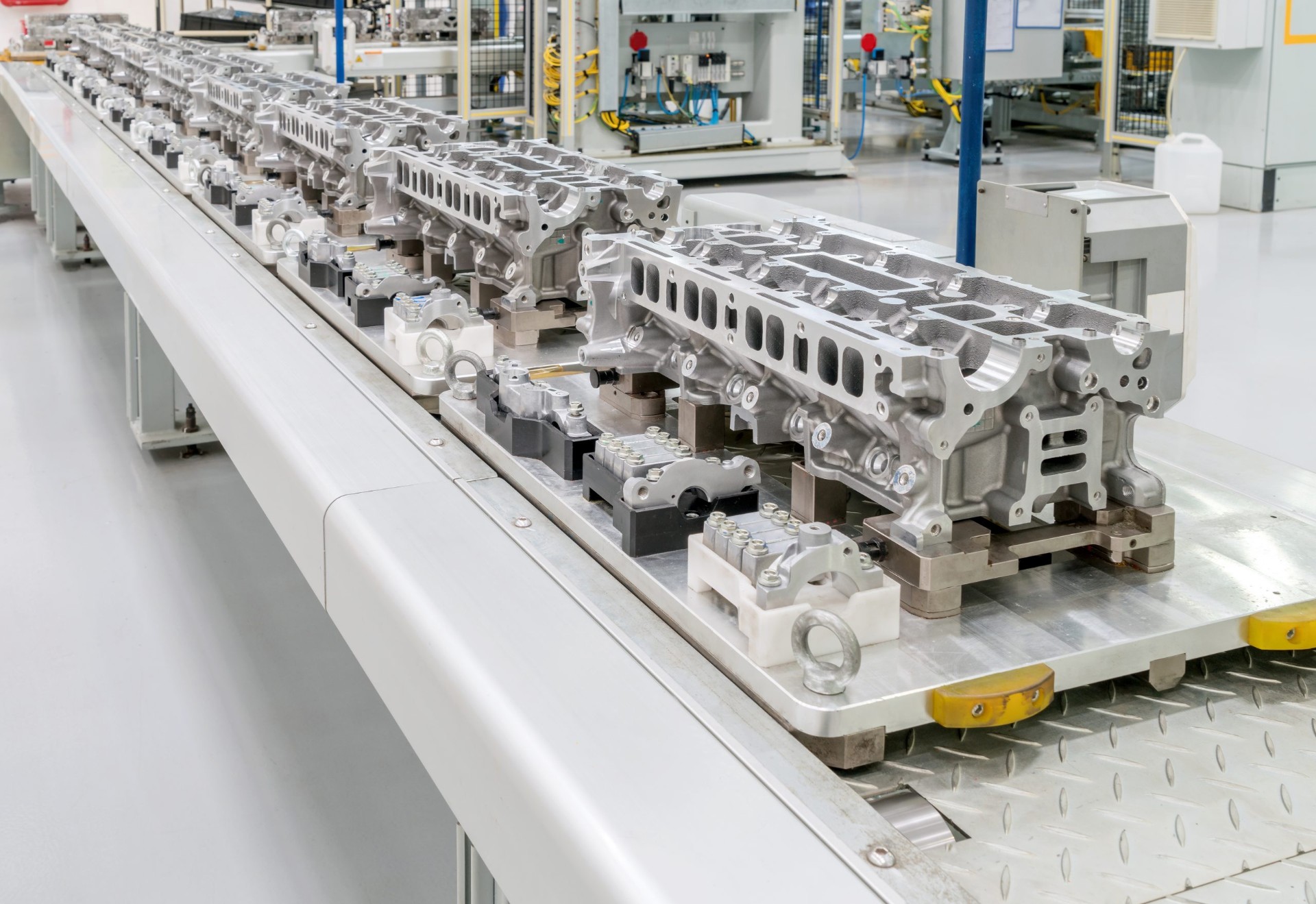Zautomatyzowana linia produkcyjna z głowicami silników w hali QT