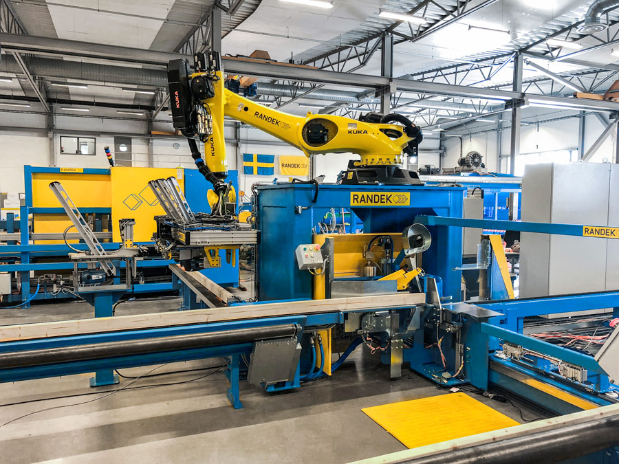 Stanowisko robotyczne KUKA na linii Randek AutoWall w hali produkcyjnej