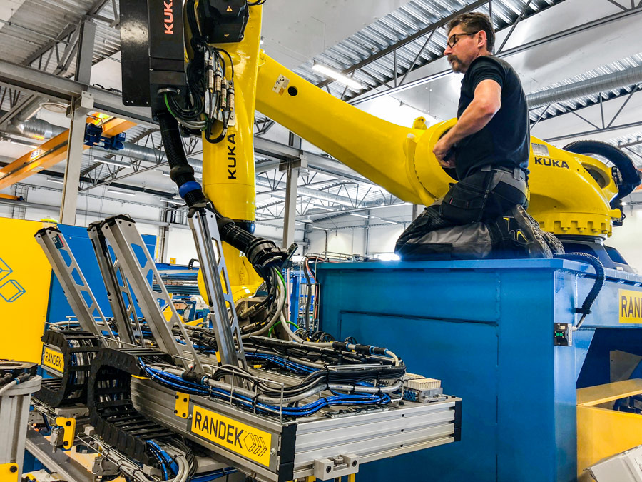 Technik przy stanowisku robotycznym linii Randek AutoWall